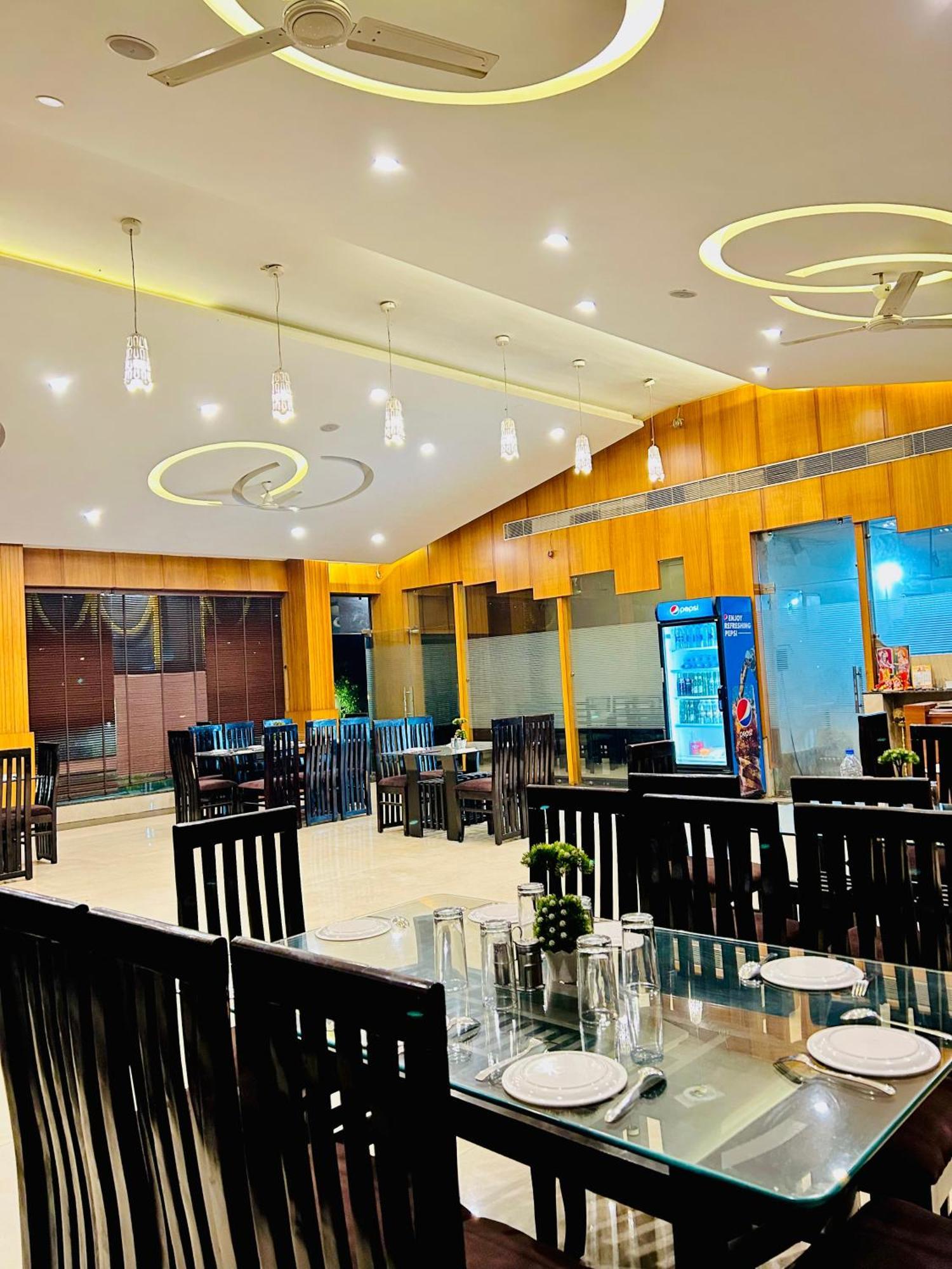 Krishnam Resort Jabalpur Buitenkant foto